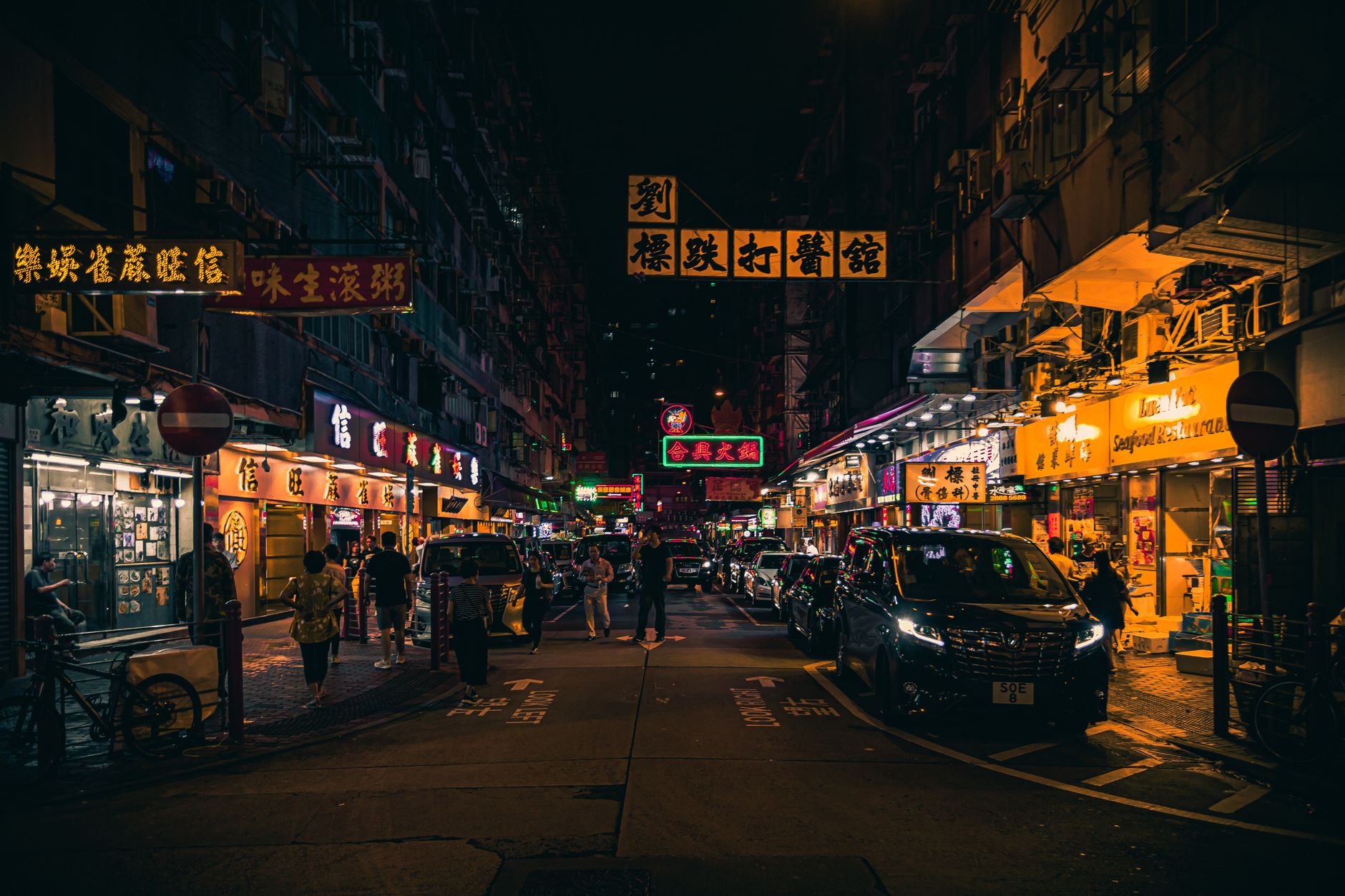 Groupe d'hommes disposé dans un décor urbain de Hong Kong