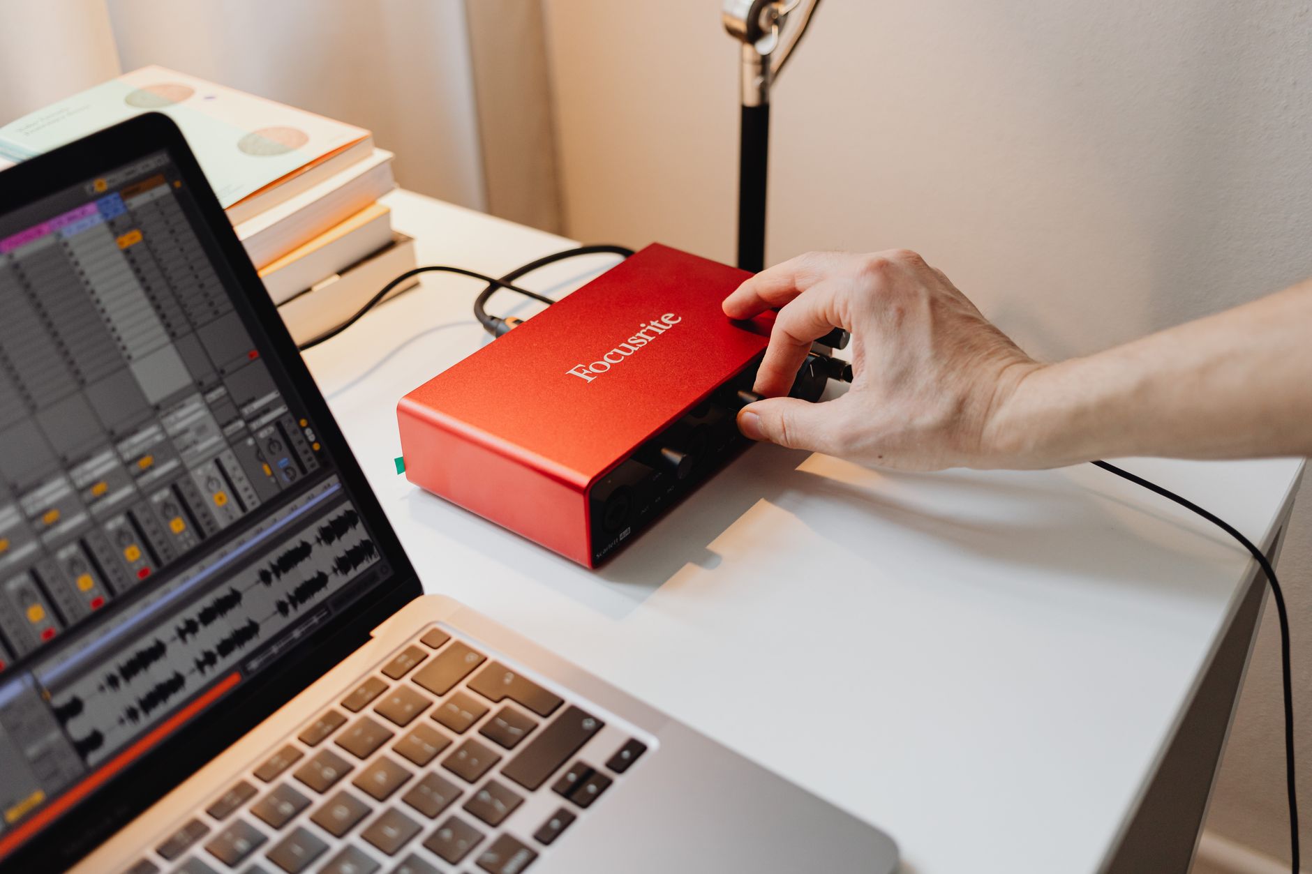 Plusieurs flux audio représentés autour d'un studio de radio numérique