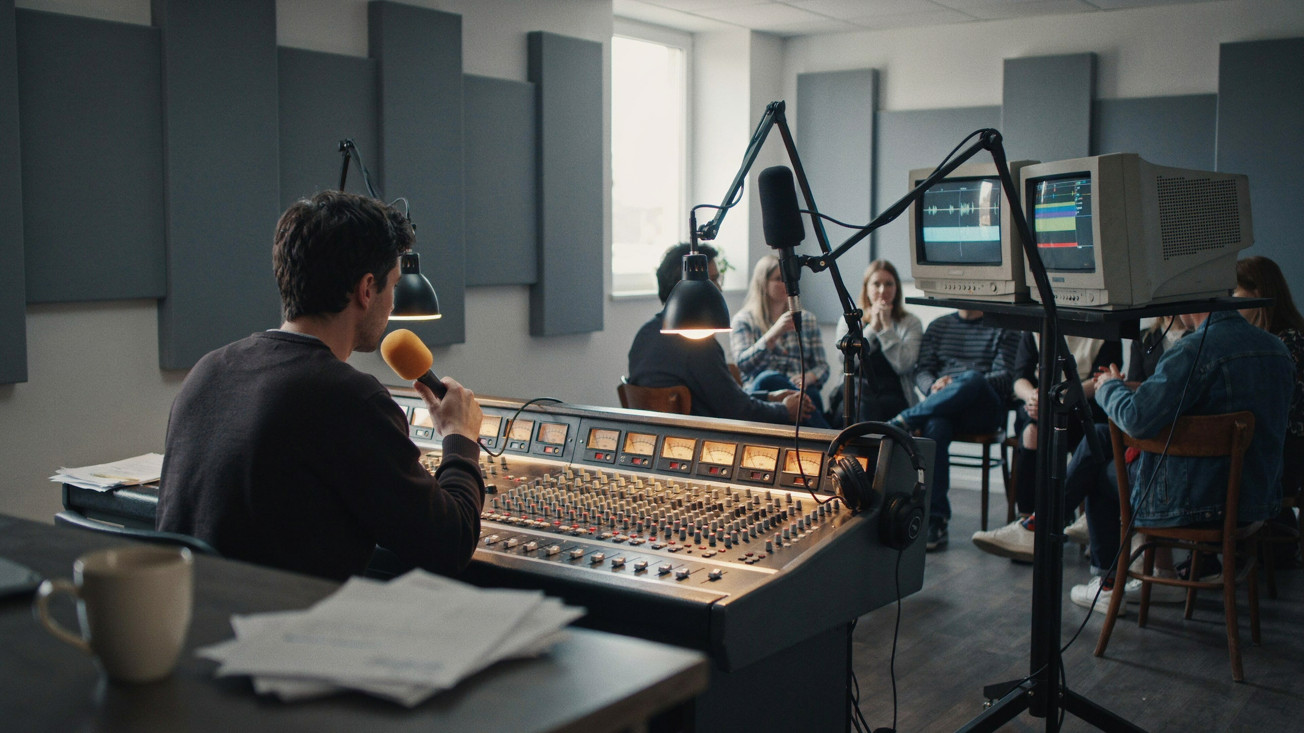 Régie reliant microphones, caméra et échanges du public pour une émission en direct