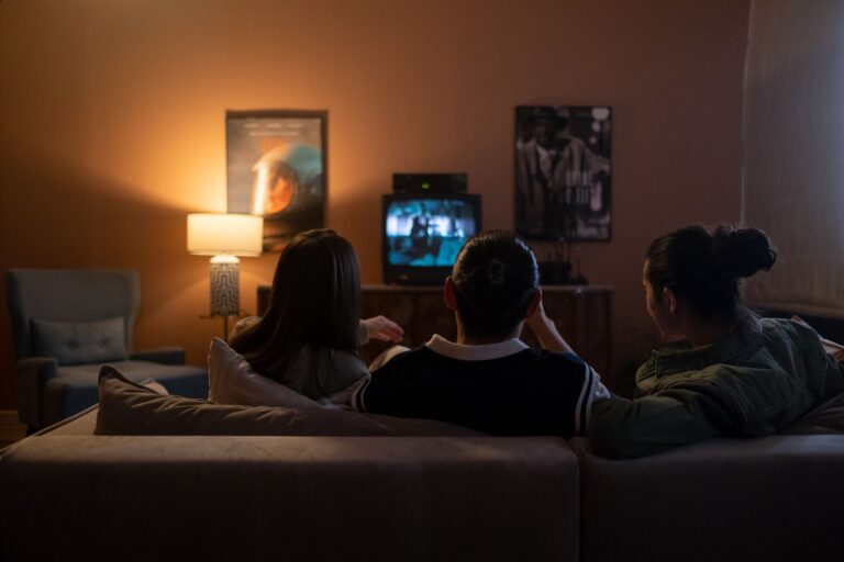 Binge ou rendez-vous hebdomadaire, deux façons de suivre une série