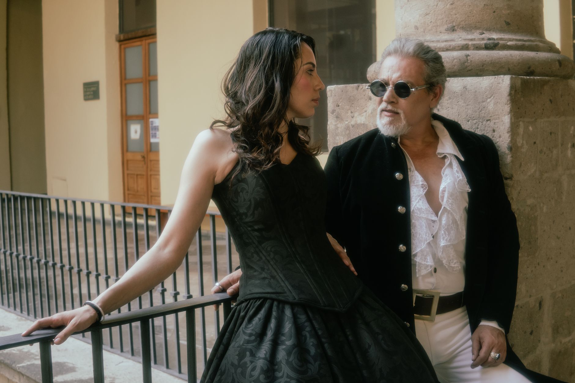 Fashion-forward couple posing elegantly in Mexico City with a classic backdrop.