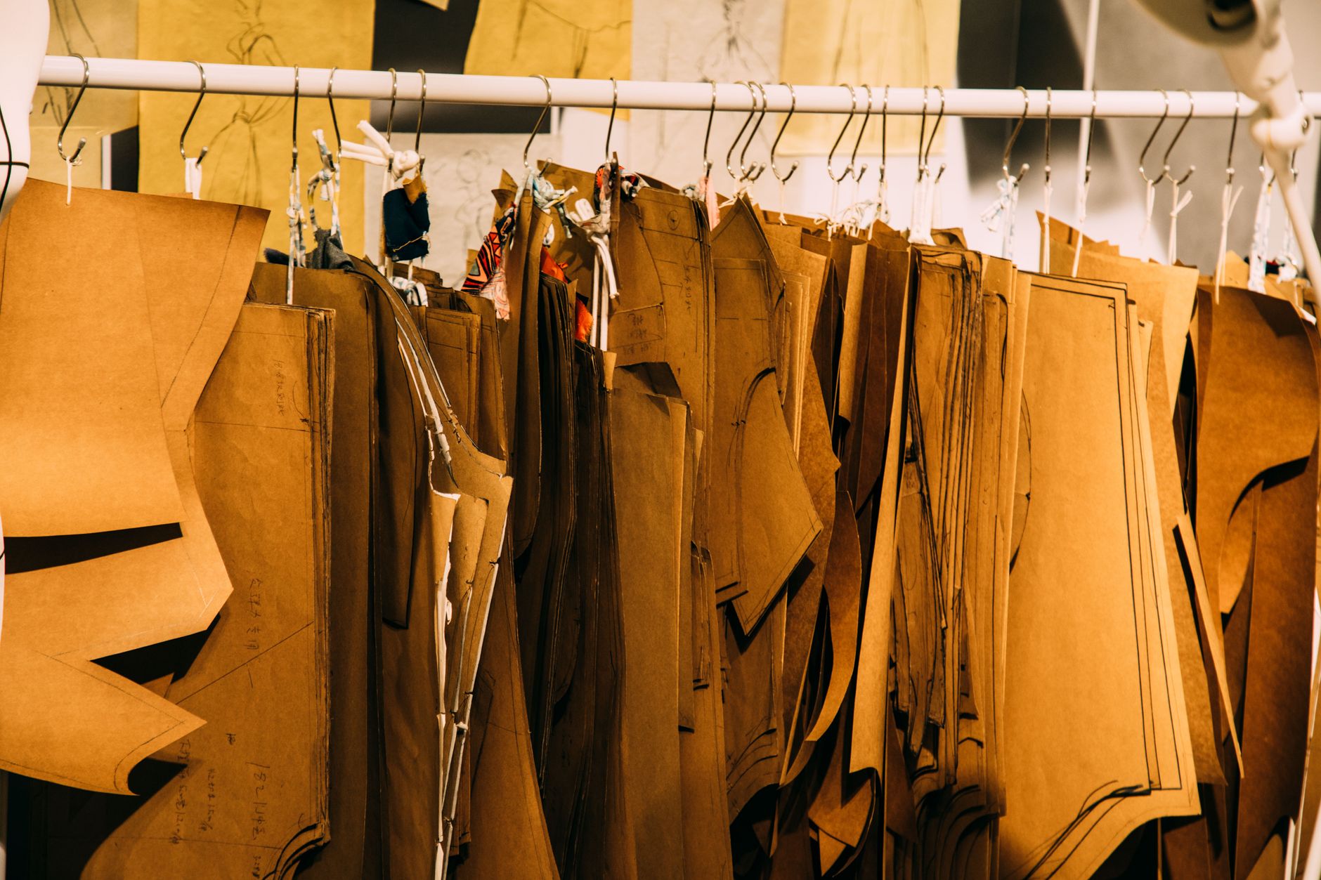 Le costume, premier récit d’un personnage à l’écran