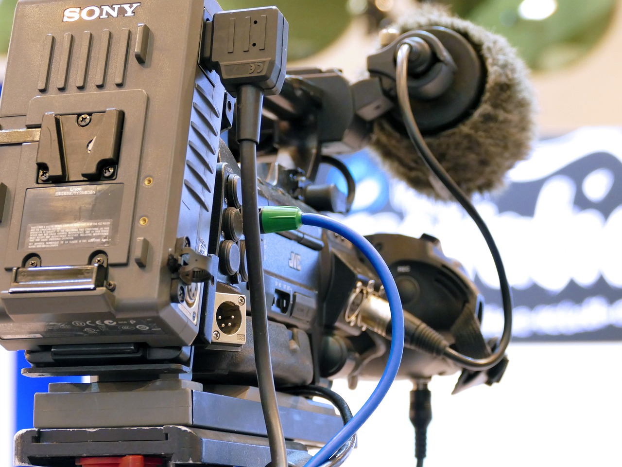 Caméra de télévision professionnelle installée sur un plateau