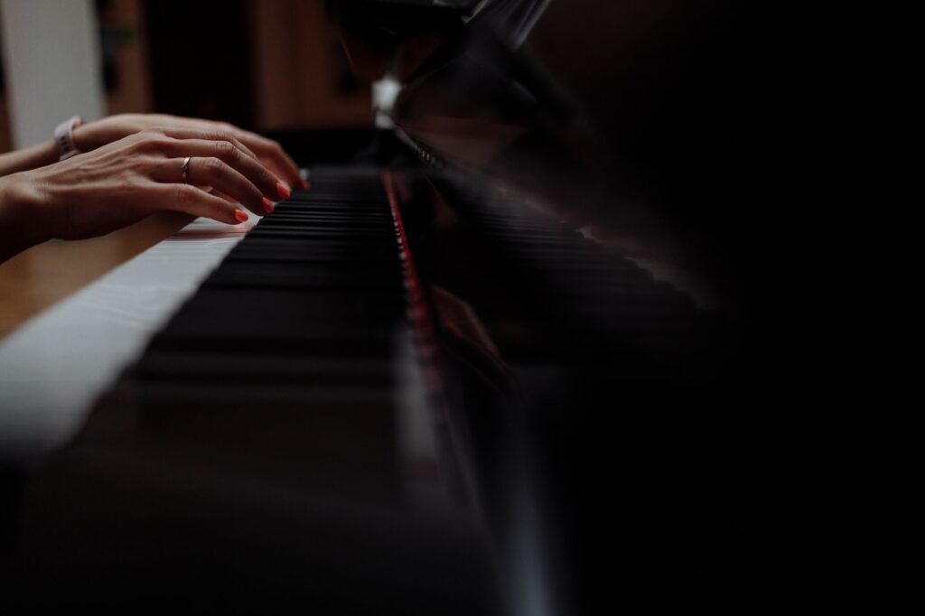 Aurélien Pontier joue Howard Shore au piano, un disque chez Warner